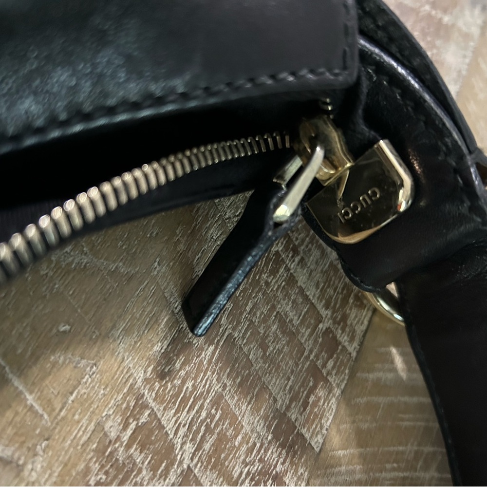 Gucci Elegant Black Leather Handbag - Picture 2 of 3